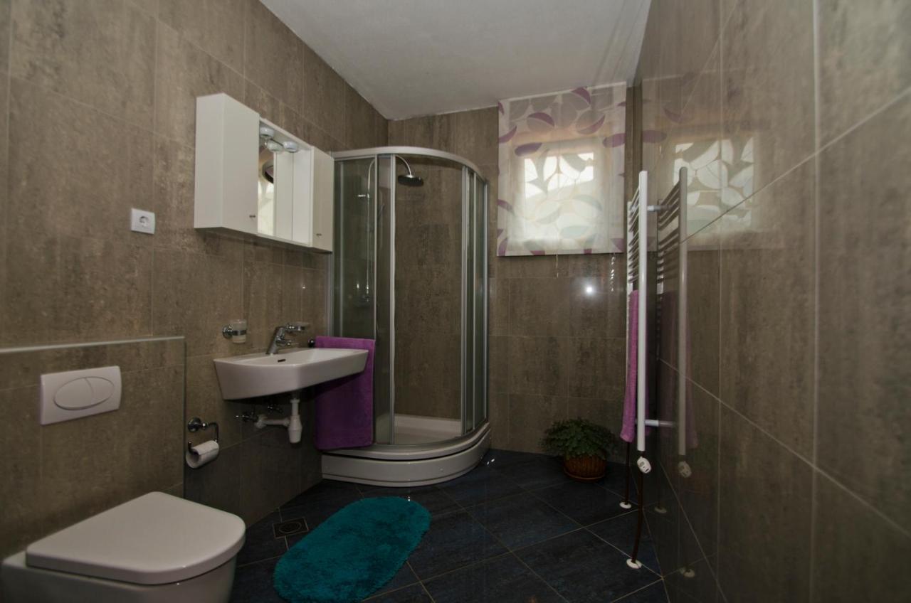 Rooms Leda Vrlika Екстер'єр фото